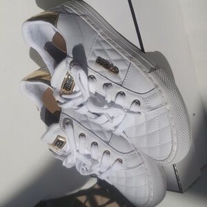 💜Guess Los Angeles White Sneakers Size 6